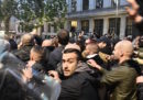 Gli scontri fra polizia e neofascisti a Milano
