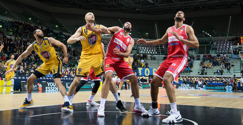 Darington Hobson, Marco Cusin, Tyler Cain e Thomas Scrubb durante la partita tra Auxilium Fiat Torino e Openjobmetis Varese. (ANSA)