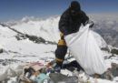 Il Nepal organizzerà una spedizione per raccogliere parte dei rifiuti abbandonati sull'Everest