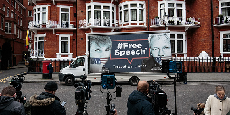 Un cartellone a sostegno di Chelsea Manning e Julian Assange fuori dall'ambasciata dell'Ecuador a Londra, 5 aprile 2019 (Jack Taylor/Getty Images)