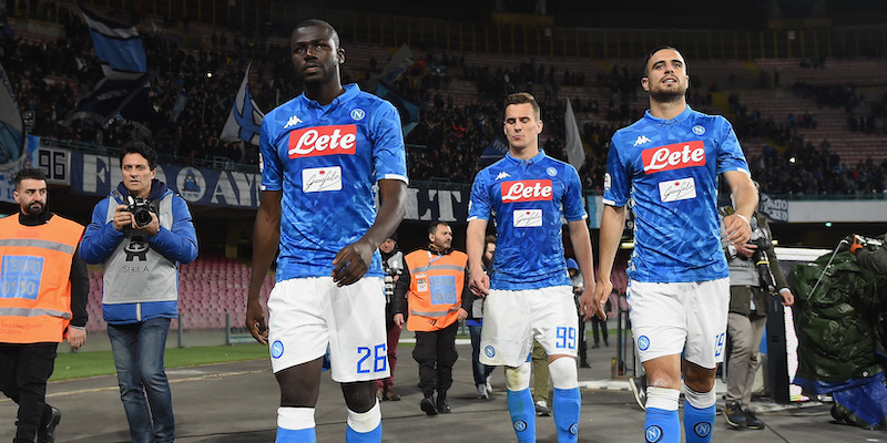 I giocatori del Napoli dopo il pareggio in casa contro il Genoa (Getty Images)