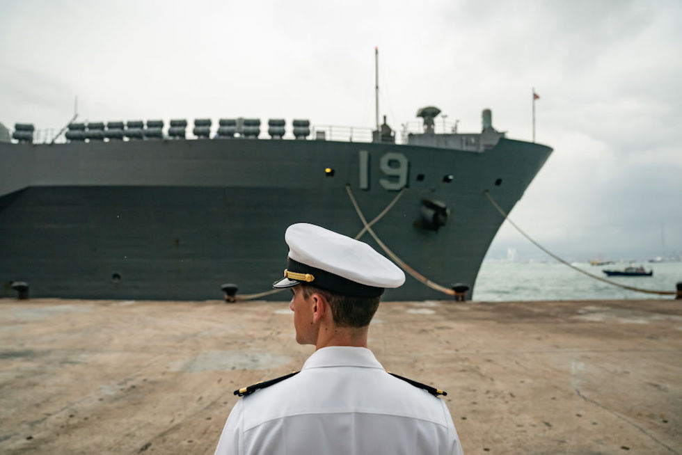 Un marinaio di guardia di fronte alla USS Blue Ridge, un'imbarcazione militare della Marina Statunitense 
(Anthony Kwan/Getty Images)