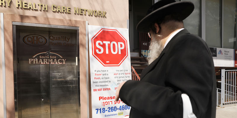 Un cartello avverte dell'epidemia di morbillo in corso all'interno della comunità di ebrei ortodossi di Williamsburg. (Spencer Platt/Getty Images)