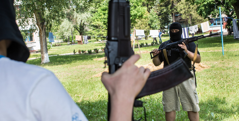 L'addestramento militare dei civili che vogliono combattere con una milizia pro-Ucraina contro separatisti filo-russi a Dnipro, nel 2014. (Brendan Hoffman/Getty Images)