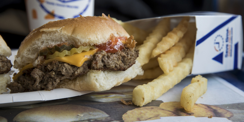 Un hamburger di origine vegetale venduto nella catena di fast food statunitense White Castle. (Drew Angerer/Getty Images)