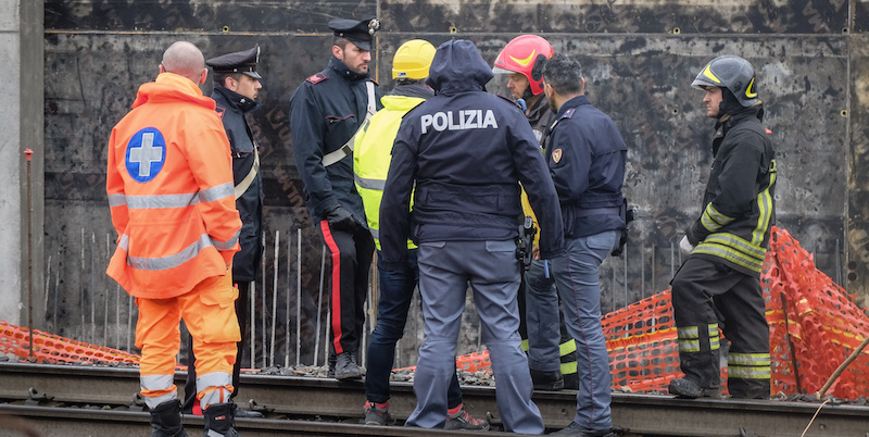 La forze dell'ordine sul luogo dell'incidente a Pieve Emanuele. (LaPresse - Matteo Corner)