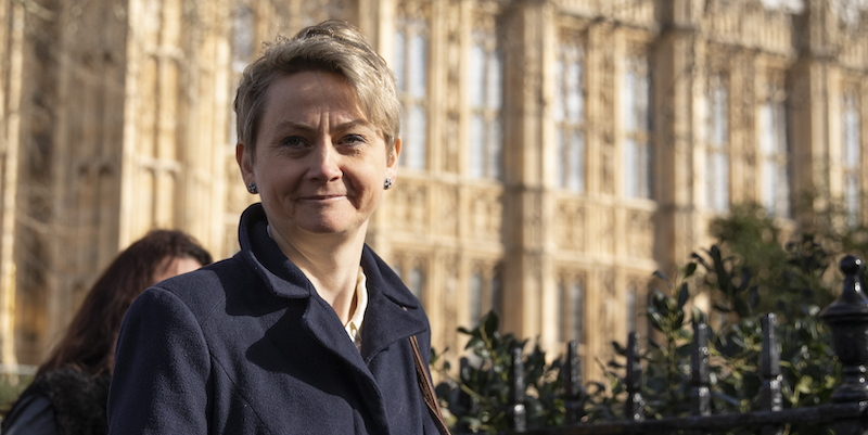 La deputata laburista Yvette Cooper davanti al parlamento britannico. (Dan Kitwood/Getty Images)