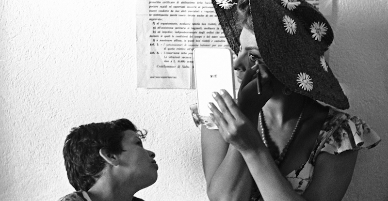 Sofia Loren sul set di Pane, amore e… Pozzuoli, Napoli, 1955
foto Paolo Di Paolo 
© Archivio Paolo Di Paolo