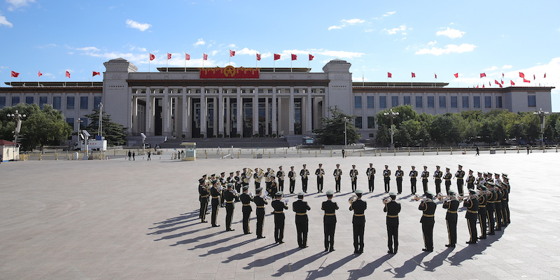 Una banda militare prova in piazza Tienanmen, alla vigilia della parata per il 1 ottobre, giornata nazionale della Repubblica popolare cinese. (Lintao Zhang/Getty Images)