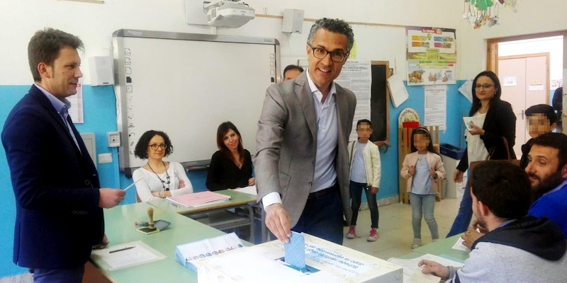 Salvatore Licata, candidato sindaco a Caltanissetta, vota alle elezioni amministrative, il 28 aprle 2019 (ANSA)