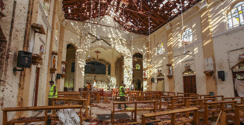 L'interno della chiesa di Negombo dopo l'esplosione (Ap Photo- Rohan Karunarathne)