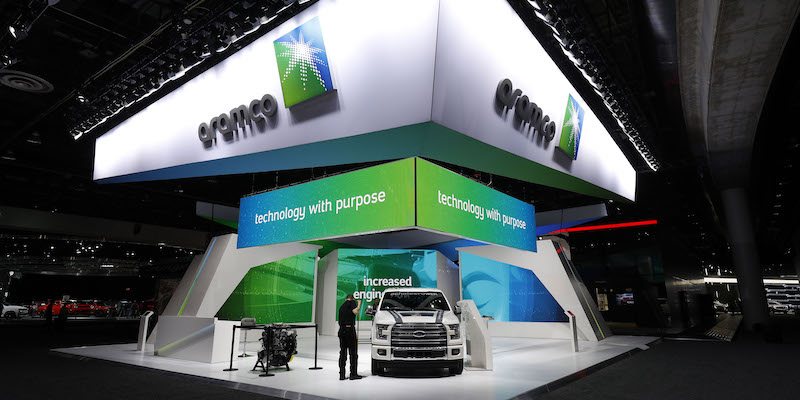 Lo stand di Saudi Aramco
alla fiera dell'auto di Detroit, il 16 gennaio 2018 (Bill Pugliano/Getty Images)