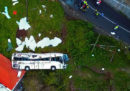 Un autobus di turisti tedeschi è uscito di strada a Madeira, ci sono almeno 29 morti