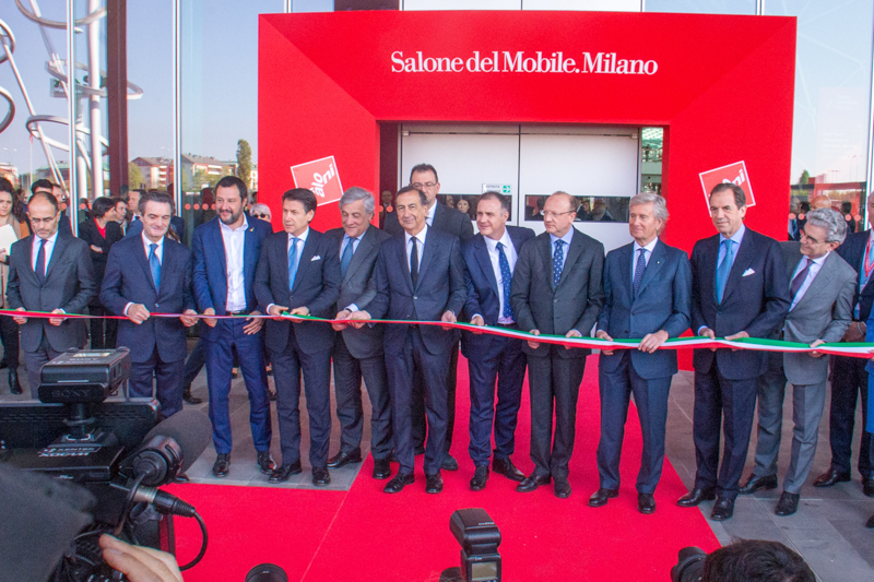 Da sinistra a destra, in mezzo agli altri: Attilio Fontana, Matteo Salvini, Giuseppe Conte, Antono Tajani e Beppe Sala. (Carlo Cozzoli - LaPresse)