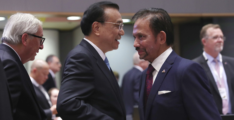 Il sultano del Brunei Hassanal Bolkiah, a destra, di fianco al primo ministro cinese Li Keqiang e al presidente della Commissione europea Jean-Claude Juncker a Bruxelles (AP Photo/Francisco Seco)