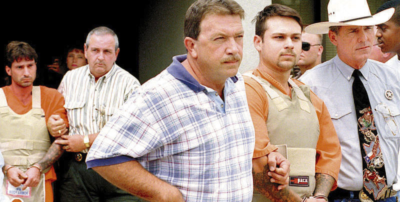 Lawrence Russell Brewer, a sinistra, e John William King vengono portati dal carcere di Jasper al tribunale il 9 giugno 1998 (The Beaumont Enterprise via AP)