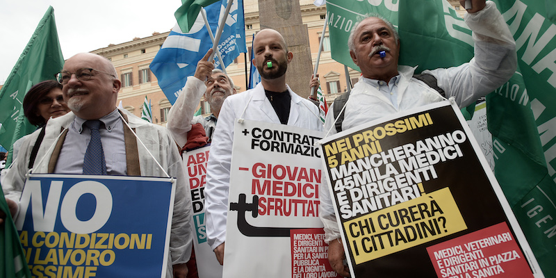 Una protesta di medici e dirigenti sanitari davanti a palazzo Montecitorio a Roma, il 17 ottobre 2018 (Fabio Cimaglia/LaPresse)