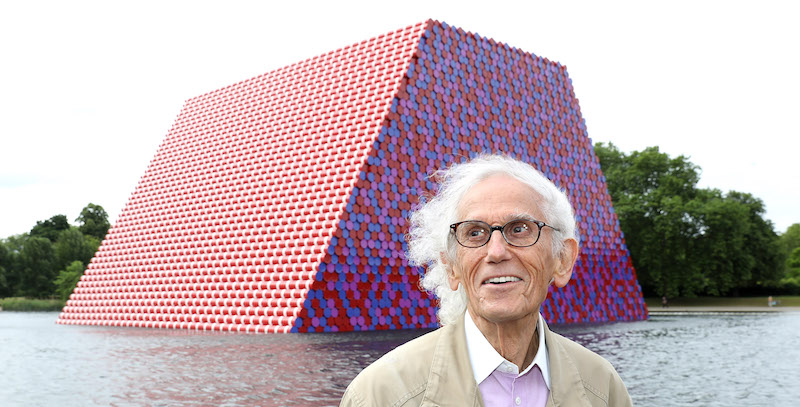 Christo davanti alla London Mastaba, la sua opera galleggiante di più di settemila barili colorati messi sul Serpentine Lake di Hyde Park, a Londra, 18 giugno 2018
(Tim P. Whitby/Tim P. Whitby/Getty Images for Serpentine Galleries)