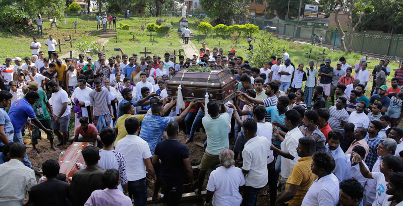 Il funerale di una delle vittime degli attentati di domenica a Colombo. (AP Photo/Eranga Jayawardena)