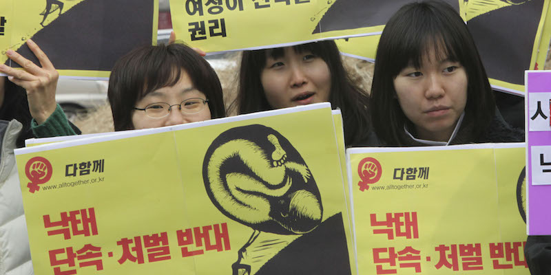 Una protesta delle donne sudcoreane contro la legge che proibisce l'aborto a Seul, il 5 marzo 2010 (AP Photo/Ahn Young-joon)