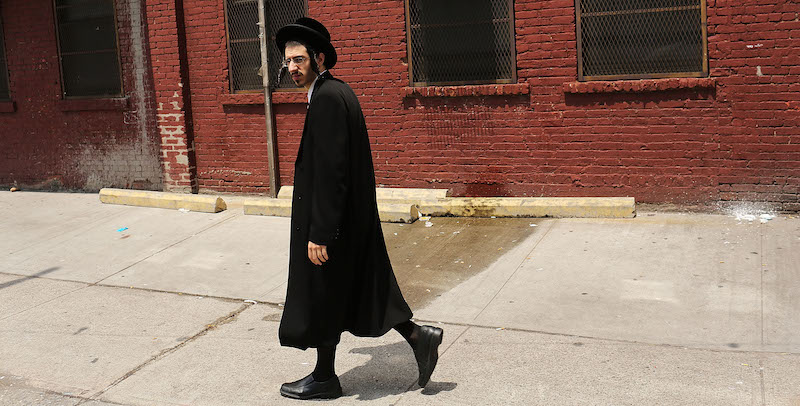 Un membro della comunità di ebrei ortodossi di New York per le strade di Brooklyn. (Spencer Platt/Getty Images)