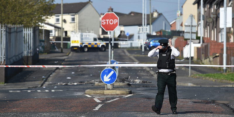 Un poliziotto nordirlandese a Londonderry (Charles McQuillan/Getty Images)