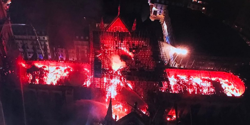 Una ripresa dall'alto eseguita con un drone durante l'incendio di Notre-Dame a Parigi (Vigili del Fuoco di Parigi)