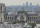 A Parigi si sta cercando di coprire la cattedrale di Notre-Dame per evitare nuovi danni causati dalla pioggia
