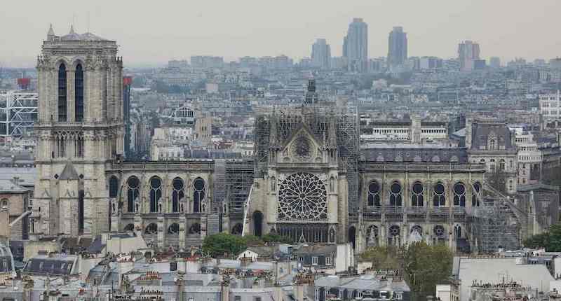 Notre-Dame, Parigi, 16 aprile
(LUDOVIC MARIN/AFP via LaPresse)