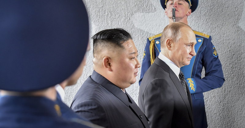 Vladimir Putin e Kim Jong-un a Vladivostok, in Russia, 25 aprile 2019 (Yuri Kadobnov/Pool Photo via AP)
