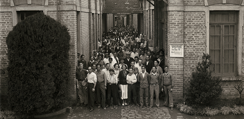 L'uscita degli operai dal Calzaturificio Renzo Bertello di San Paolo in Brasile, 1930 (Ansa)