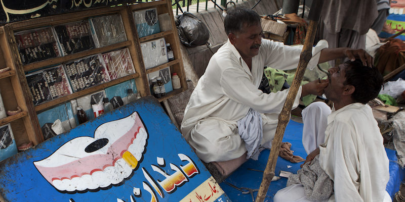 Un finto dentista visita un paziente nel suo studio di Lahore, in Pakistan (AP Photo/B.K.Bangash)