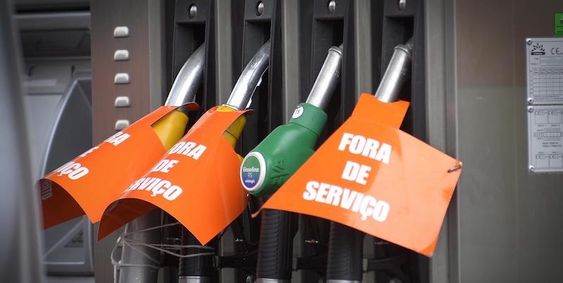 Una stazione di servizio a Lisbona ha finito i rifornimenti di benzina a causa dello sciopero degli autisti che trasportano carburante. (EPA/TIAGO PETINGA/ANSA)