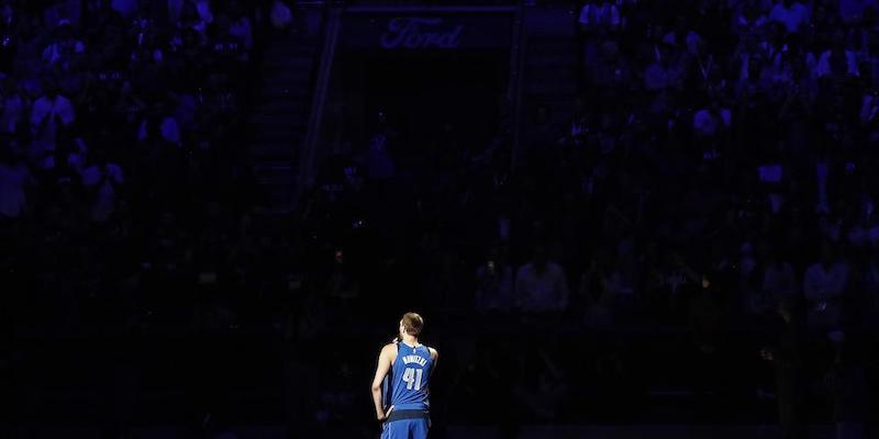 Il giocatore di basket Dirk Nowitzki, dei Dallas Mavericks, alla fine della partita contro i Phoenix Suns, dopo aver annunciato il suo ritiro, Dallas, Texas, 9 aprile 
(EPA/LARRY W. SMITH/Ansa)