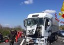 Sulla A1 vicino a Roma un camion ha tamponato un autobus con a bordo una scolaresca francese: ci sono 6 feriti