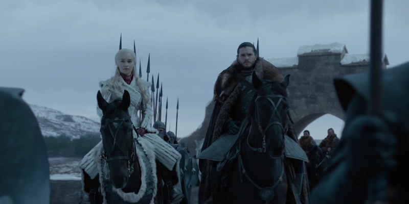 Daenerys Targaryen e Jon Snow in una scena del primo episodio dell'ottava stagione di Game of Thrones (HBO)