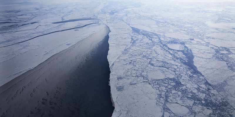I ghiacciai della costa del nord-ovest della Groenlandia, fotografati da un aereo della NASA durante l'operazione IceBridge (Mario Tama/Getty Images)