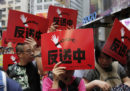Migliaia di persone hanno protestato a Hong Kong contro una proposta sulle estradizioni verso la Cina