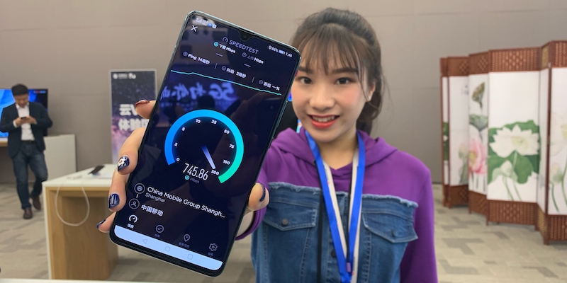 Una giornalista cinese mostra la velocità della rete presente nella prima area con il 5G di Hangzhou, nell'est della Cina, il 17 aprile 2019 (Imaginechina via AP Images)