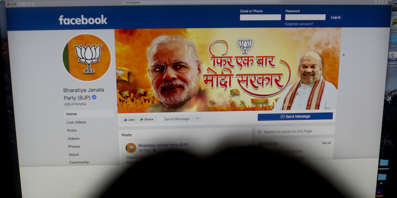 Una donna mentre visita la pagina Facebook del Partito Popolare Indiano del primo ministro Narendra Modi (AP Photo/Manish Swarup)