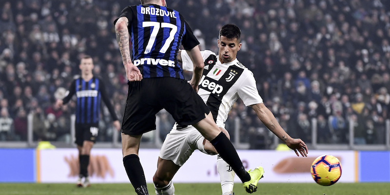 Marcelo Brozovic e Joao Cancelo durante Juventus-Inter del girone di andata (Marco Alpozzi/LaPresse)