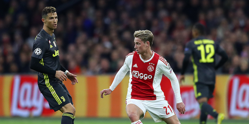 Cristiano Ronaldo e Frenkie de Jong dell'Ajax nella partita di andata (Michael Steele/Getty Images)