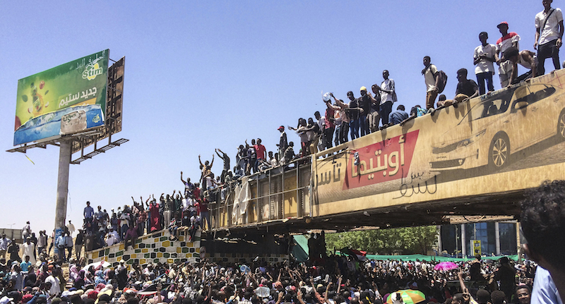 Manifestanti fuori dal ministero della Difesa a Khartoum, capitale del Sudan, 8 aprile 2019. (AP Photo)