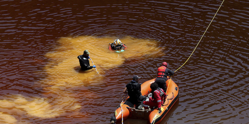 Sommozzatori della polizia durante il recupero dei resti di una donna uccisa in un lago artificiale di Mitsero, a Cipro, il 28 aprile 2019 (AP Photo/Petros Karadjias)