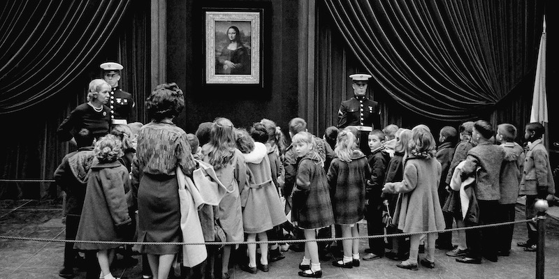 Un gruppo di bambini davanti alla "Gioconda" di Leonardo da Vinci alla National Gallery of Art di Washington, negli Stati Uniti, il 14 gennaio 1963 (AP Photo)