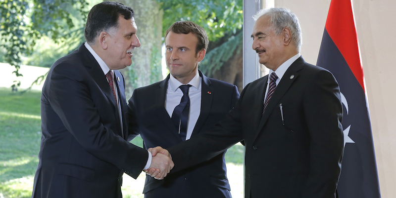 Da sinistra a destra: il primo ministro libico Fayez al Serraj, il presidente francese Emmanuel Macron e il maresciallo libico Khalifa Haftar (AP Photo/Michel Euler)