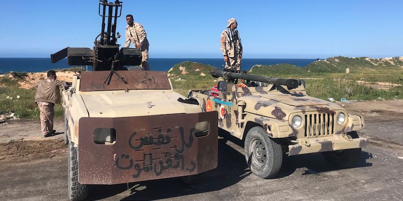 Membri delle forze armate del governo di Fayez al Serraj a Tagiura, poco fuori da Tripoli, il 6 aprile 2019 (Mahmud TURKIA / AFP)