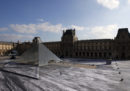 La piramide del Louvre sembra sprofondata, grazie a questa installazione