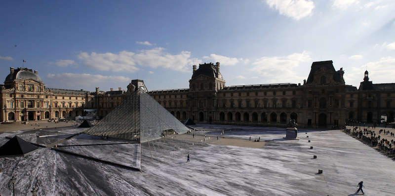 I lavori della nuova installazione di JR alla Piramide del Louvre, Parigi, 27 marzo 2019
(AP Photo/Francois Mori)
