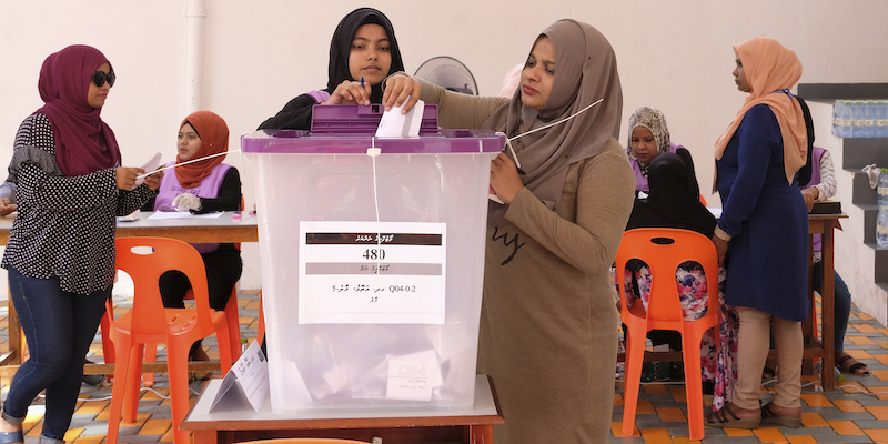 Una donna maldiviana vota per le elezioni parlamentari a Malé, la capitale delle Maldive, il 6 aprile 2019 (AP Photo/Mohamed Sharuhaan)